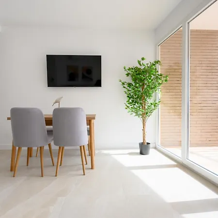 Dreams By The Sea 2 Bedrooms & 2 Baths By 10tosea شقة